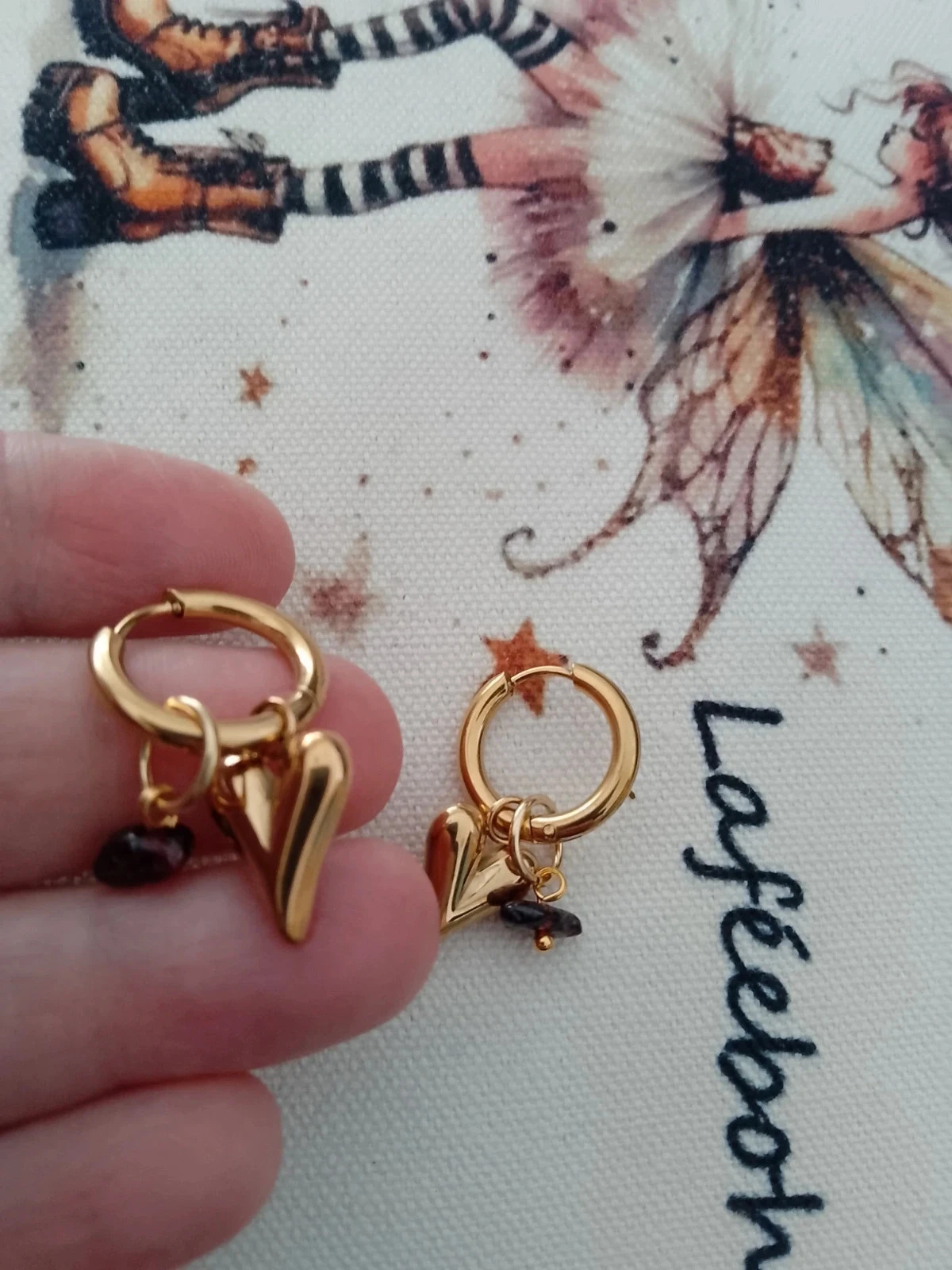 Boucles d'oreilles coeurs dorés et pierres de grenat – photo 2